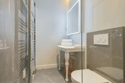 Salle de bains dans l'établissement Lovely flat in Central Paris near Notre-Dame