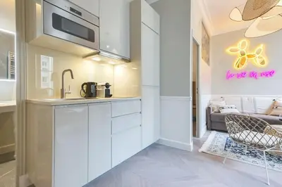 Cuisine ou kitchenette dans l'établissement Lovely flat in Central Paris near Notre-Dame