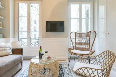Télévision ou salle de divertissement dans l'établissement Lovely flat in Central Paris near Notre-Dame