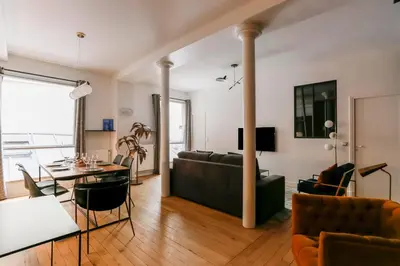 Télévision ou salle de divertissement dans l'établissement Stylish 2 bedrooms Palais Royal