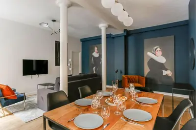 Télévision ou salle de divertissement dans l'établissement Stylish 2 bedrooms Palais Royal