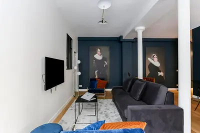 Télévision ou salle de divertissement dans l'établissement Stylish 2 bedrooms Palais Royal
