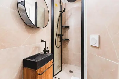 Salle de bains dans l'établissement Nouveau-Luxueux Appartement-4P