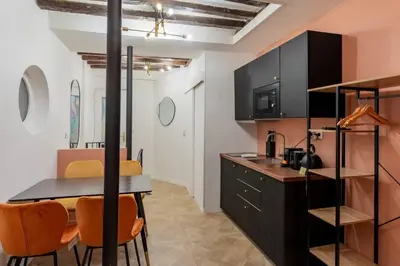Cuisine ou kitchenette dans l'établissement Nouveau-Luxueux Appartement-4P