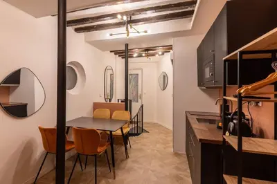Cuisine ou kitchenette dans l'établissement Nouveau-Luxueux Appartement-4P