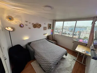 Un ou plusieurs lits dans un hébergement de l'établissement Guest room in a shared apartment - Metro 7 and Tramway T3a