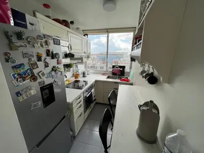 Cuisine ou kitchenette dans l'établissement Guest room in a shared apartment - Metro 7 and Tramway T3a