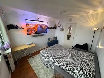 Un ou plusieurs lits dans un hébergement de l'établissement Guest room in a shared apartment - Metro 7 and Tramway T3a