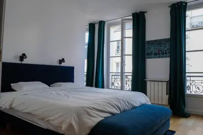 Un ou plusieurs lits dans un hébergement de l'établissement Luxurious Apartment in Marais