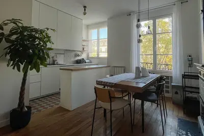 Cuisine ou kitchenette dans l'établissement Luxurious Apartment in Marais