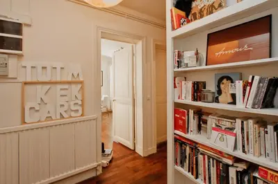 Bibliothèque dans le séjour chez l'habitant