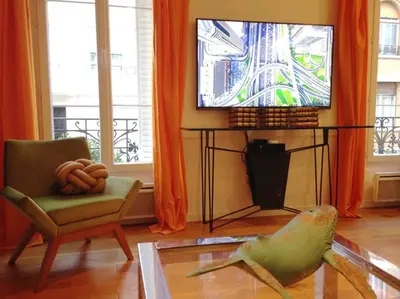 Télévision ou salle de divertissement dans l'établissement Petit luxe à la française - Paris Levallois à 15' des Champs Elysées