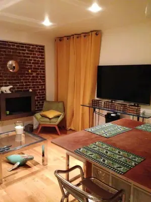 Télévision ou salle de divertissement dans l'établissement Petit luxe à la française - Paris Levallois à 15' des Champs Elysées