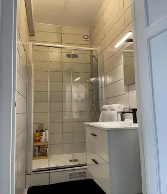 Salle de bains dans l'établissement Charmant Studio climatisé Paris Expo Porte de Versailles - Dôme de Paris - proche des transports