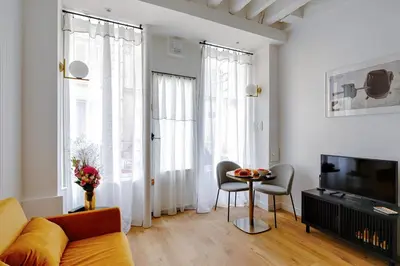 Télévision ou salle de divertissement dans l'établissement Appartement Design île St Louis - Welkeys