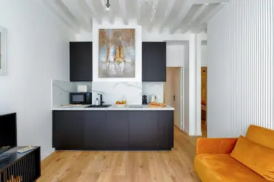 Cuisine ou kitchenette dans l'établissement Appartement Design île St Louis - Welkeys