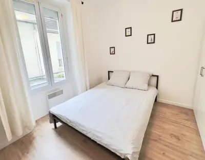 Un ou plusieurs lits dans un hébergement de l'établissement Charmant appartement proche de la Tour Eiffel