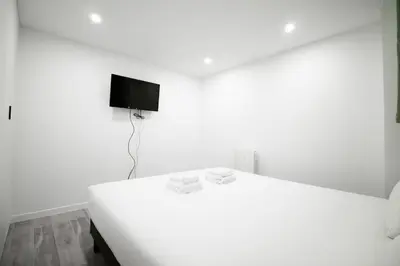 Télévision ou salle de divertissement dans l'établissement Séjournez dans un havre de paix au cœur de Paris