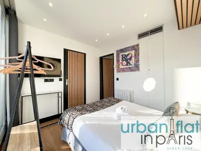Un ou plusieurs lits dans un hébergement de l'établissement Urban Flat 128 - Art Rock 4BDR Flat near Champs-Elysees