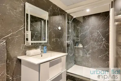 Salle de bains dans l'établissement Urban Flat 128 - Art Rock 4BDR Flat near Champs-Elysees