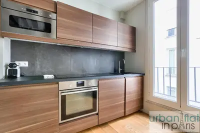 Cuisine ou kitchenette dans l'établissement Urban Flat 70 - Authentic 3BDR Parisian Flat