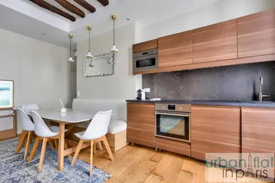 Cuisine ou kitchenette dans l'établissement Urban Flat 70 - Authentic 3BDR Parisian Flat