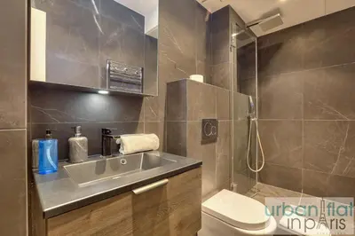 Salle de bains dans l'établissement Urban Flat 70 - Authentic 3BDR Parisian Flat