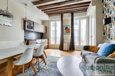 Télévision ou salle de divertissement dans l'établissement Urban Flat 70 - Authentic 3BDR Parisian Flat