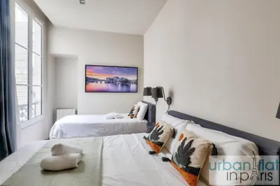 Un ou plusieurs lits dans un hébergement de l'établissement Urban Flat 110 - Luxury 3BDR Flat near Opera Paris