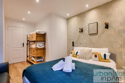Un ou plusieurs lits dans un hébergement de l'établissement Urban Flat 103 - Spacious Flat near Grands Boulevards