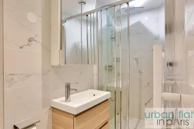 Salle de bains dans l'établissement Urban Flat 103 - Spacious Flat near Grands Boulevards