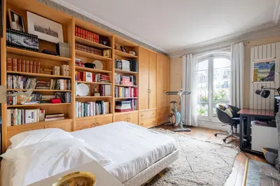Bibliothèque dans l'appartement