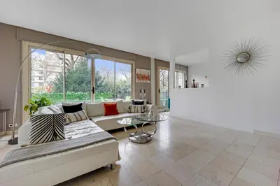 Coin salon dans l'établissement Bel appartement 3 pièces 2 chambres 76M2 + balcon + Parking