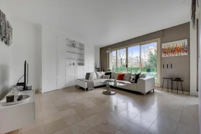 Coin salon dans l'établissement Bel appartement 3 pièces 2 chambres 76M2 + balcon + Parking