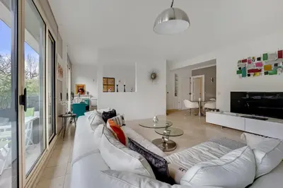 Télévision ou salle de divertissement dans l'établissement Bel appartement 3 pièces 2 chambres 76M2 + balcon + Parking