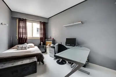 Télévision ou salle de divertissement dans l'établissement Bel appartement 3 pièces 2 chambres 76M2 + balcon + Parking