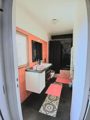 Salle de bains dans l'établissement Les Marais