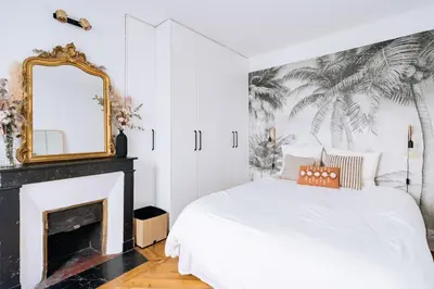Un ou plusieurs lits dans un hébergement de l'établissement Alluring 1 bedroom Apartment 5 min to the Eiffel Tower!