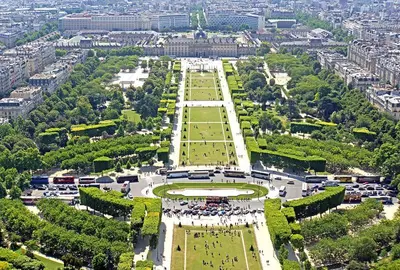 Vue panoramique sur l'établissement Studio Photo face au Parc des Expositions