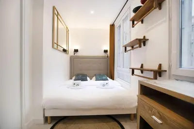 Un ou plusieurs lits dans un hébergement de l'établissement Studio avec jacuzzi dans le 10e