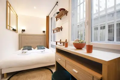 Un ou plusieurs lits dans un hébergement de l'établissement Studio avec jacuzzi dans le 10e