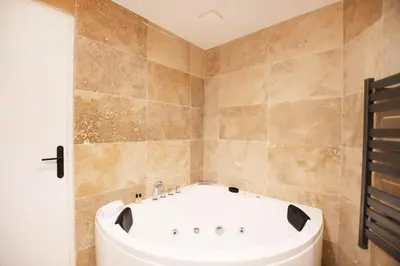 Salle de bains dans l'établissement Studio avec jacuzzi dans le 10e