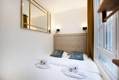 Un ou plusieurs lits dans un hébergement de l'établissement Studio avec jacuzzi dans le 10e