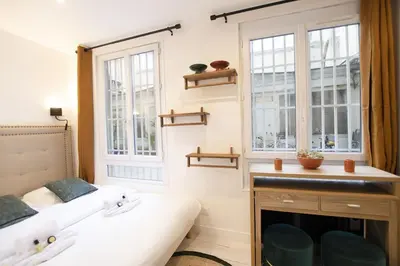 Un ou plusieurs lits dans un hébergement de l'établissement Studio avec jacuzzi dans le 10e