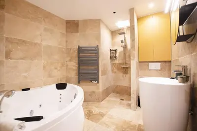 Salle de bains dans l'établissement Studio avec jacuzzi dans le 10e