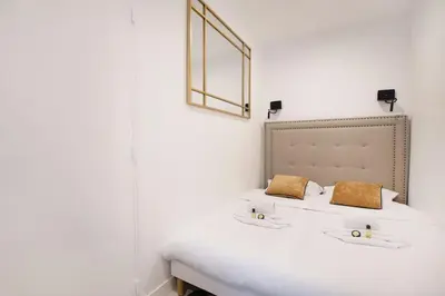 Un ou plusieurs lits dans un hébergement de l'établissement Luxury Suite w/ Jacuzzi - Rex / Montorgueil