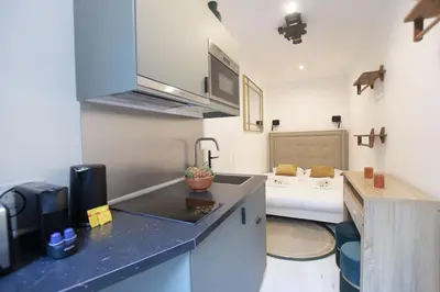 Cuisine ou kitchenette dans l'établissement Luxury Suite w/ Jacuzzi - Rex / Montorgueil
