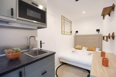 Cuisine ou kitchenette dans l'établissement Luxury Suite w/ Jacuzzi - Rex / Montorgueil