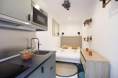 Cuisine ou kitchenette dans l'établissement Luxury Suite w/ Jacuzzi - Rex / Montorgueil