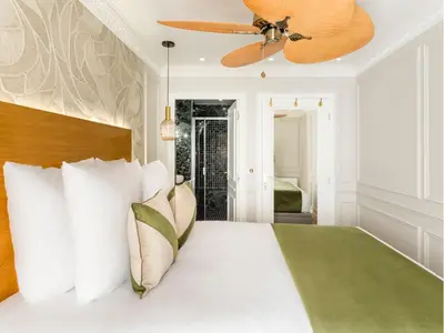 Un ou plusieurs lits dans un hébergement de l'établissement Merveil - Luxury Suite - Champs Elysees -St George
